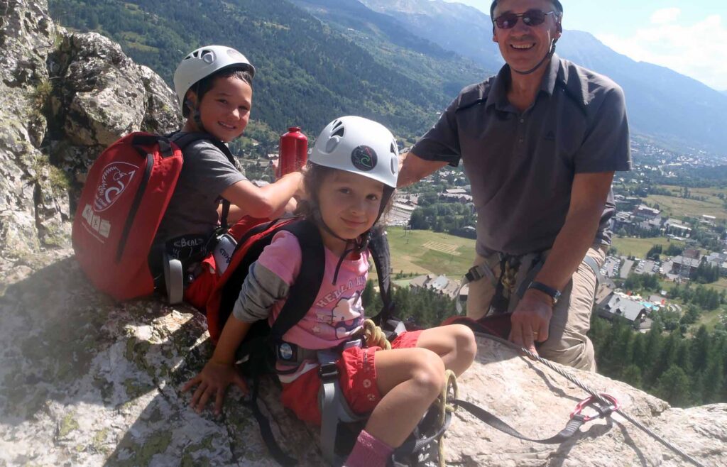 Groupe d'enfants en Via Ferrata à Serre Chevalier, Briançon