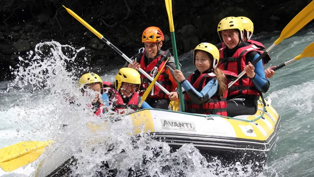 Jeunes faisant du rafting près de Biançon